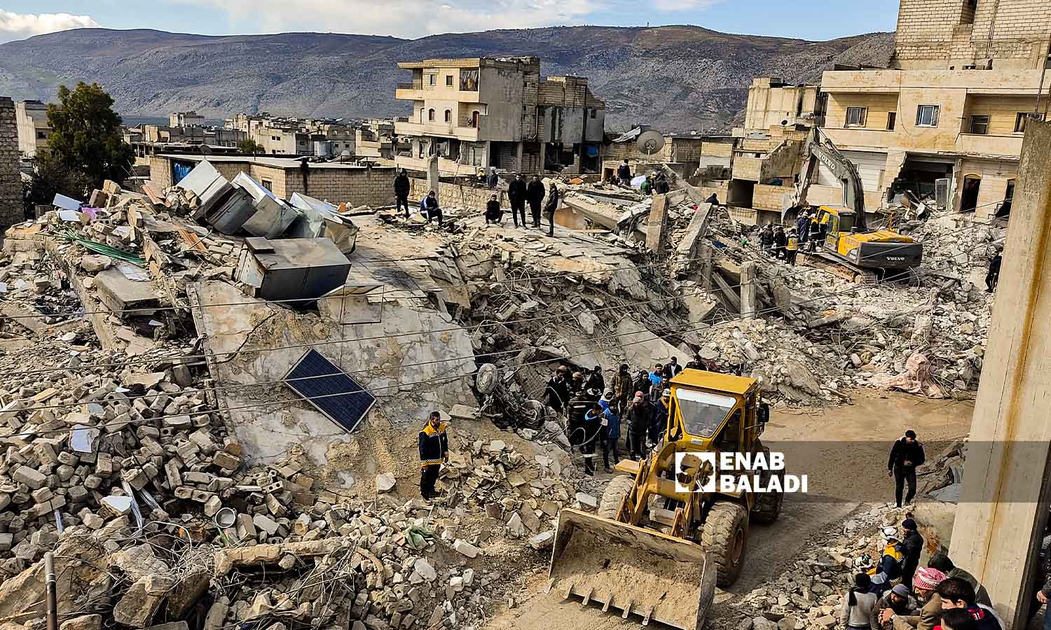 متطوعون يحاولون إنقاذ وانتشال الضحايا من تحت الركام في منطقة أرمناز إثر زلزال ضرب مناطق شمال غربي سوريا- 7 شباط 2023 (عنب بلدي/ إياد عبد الجواد)