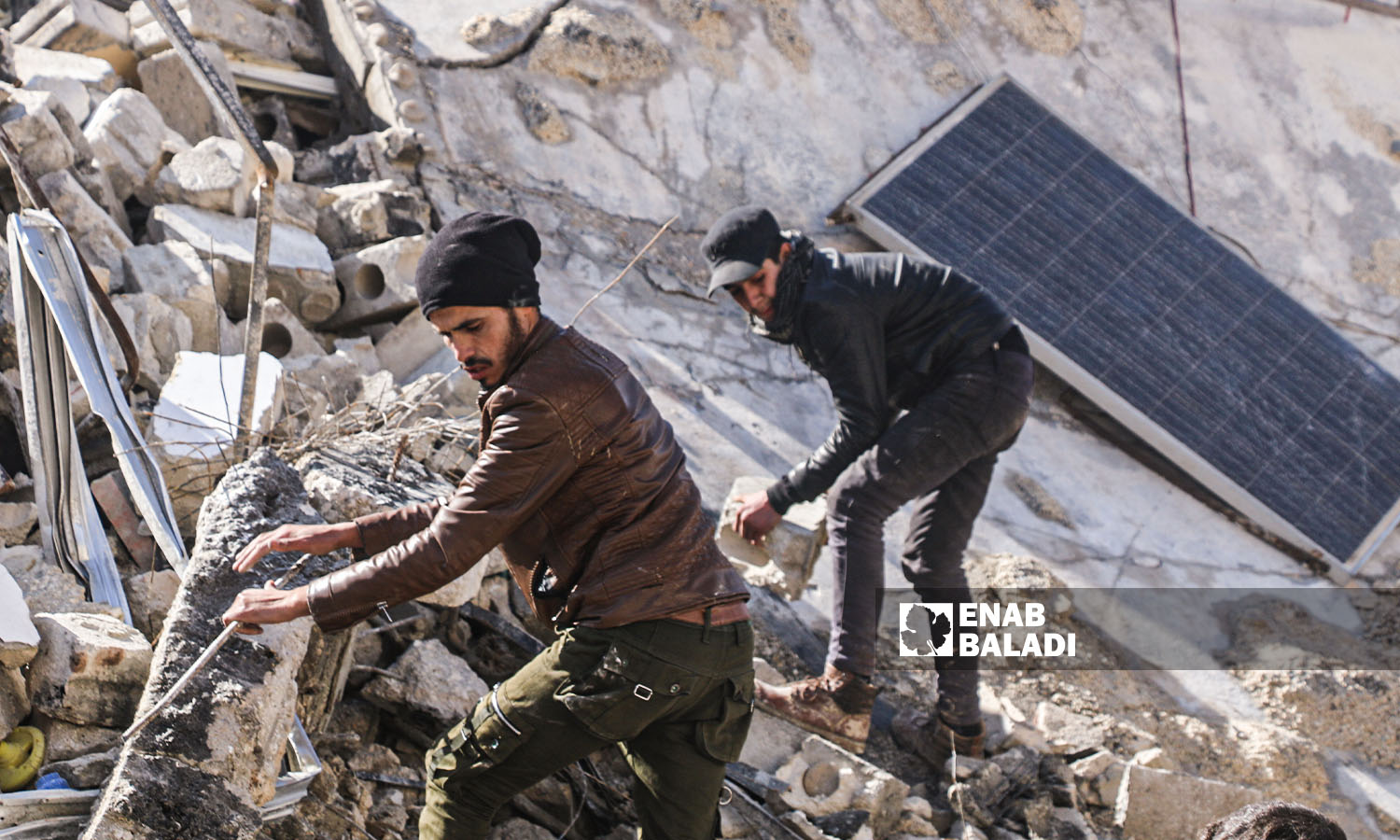 متطوعون يحاولون إنقاذ وانتشال الضحايا من تحت الركام في منطقة أرمناز إثر زلزال ضرب مناطق شمال غربي سوريا- 7 شباط 2023 (عنب بلدي/ إياد عبد الجواد)