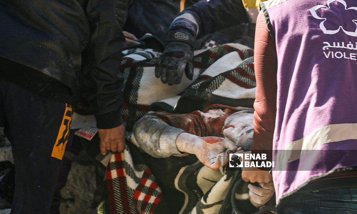نقل أحد المصابين العالقين تحت الركام في منطقة أرمناز إثر زلزال ضرب مناطق شمال غربي سوريا- 7 شباط 2023 (عنب بلدي/ إياد عبد الجواد)