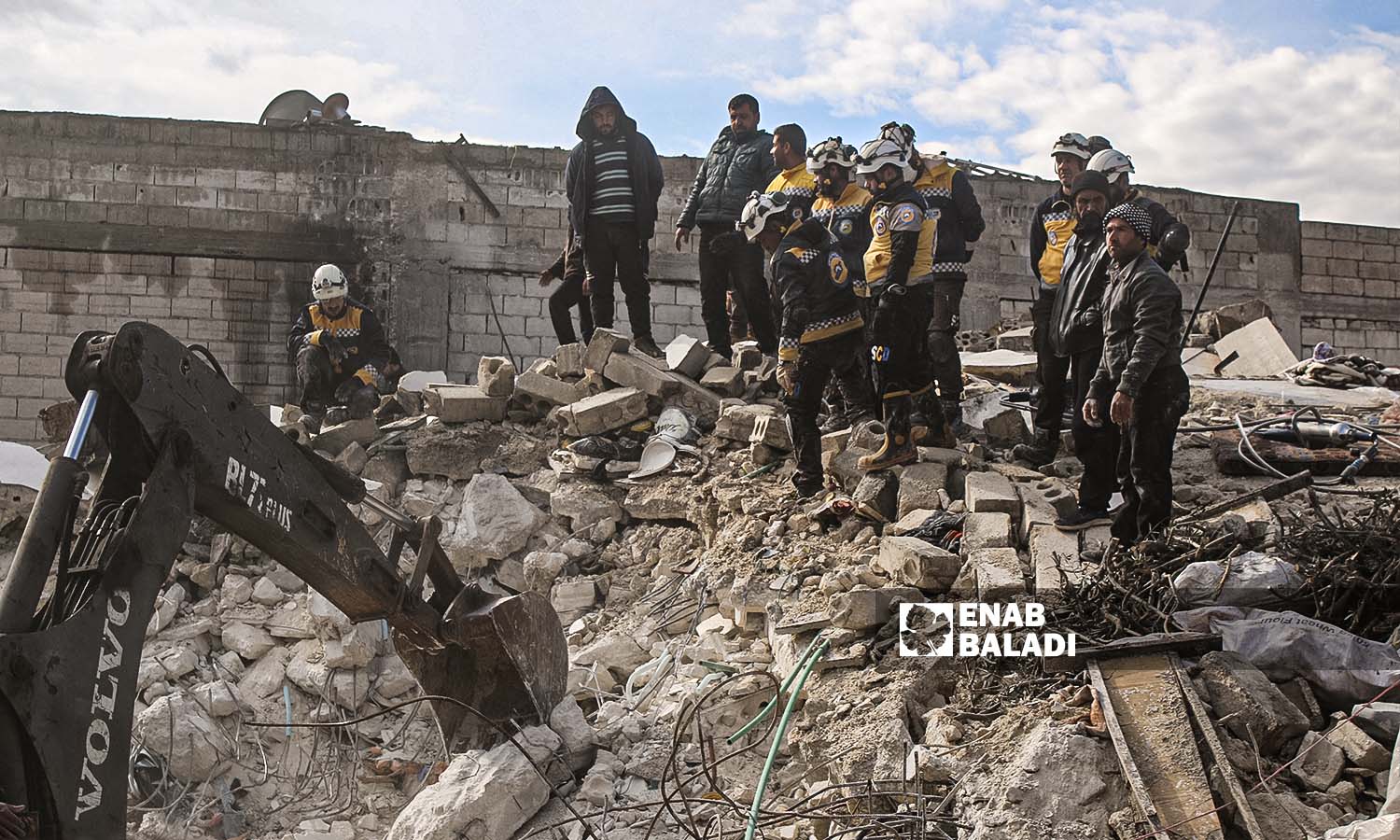 متطوعون من "الدفاع المدني السوري" يحاولون إنقاذ وانتشال الضحايا من تحت الركام في منطقة أرمناز إثر زلزال ضرب مناطق شمال غربي سوريا- 7 شباط 2023 (عنب بلدي/ إياد عبد الجواد)