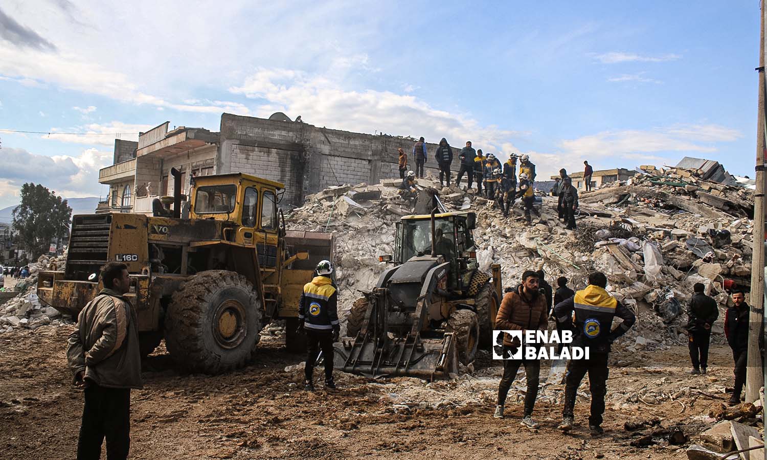 متطوعون من "الدفاع المدني السوري" يحاولون إنقاذ وانتشال الضحايا من تحت الركام في منطقة أرمناز إثر زلزال ضرب مناطق شمال غربي سوريا- 7 شباط 2023 (عنب بلدي/ إياد عبد الجواد)