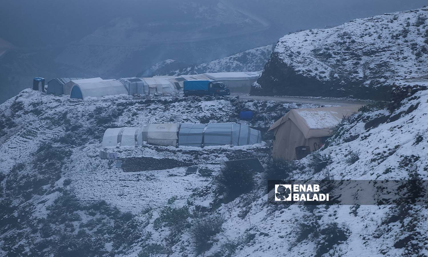الثلوج تغطي مخيم الزوف في جسر الشغور - 5شباط 2023 ( عنب بلدي/ محمد نعسان دبل) 