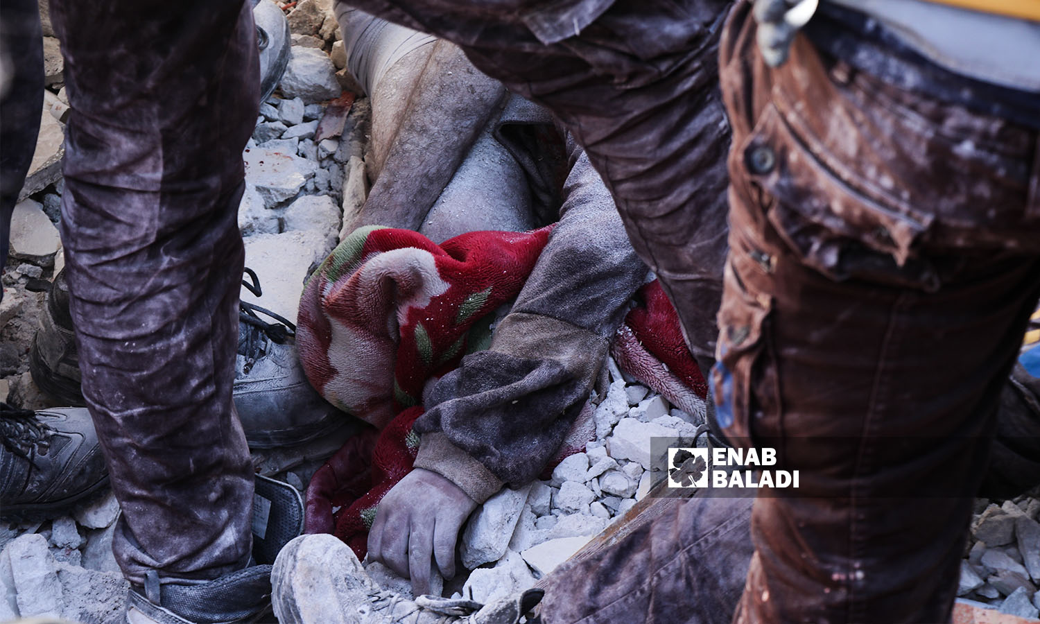  يد أحد الضحايا العالقين في سلقين بريف إدلب إثر زلزال ضرب شمال غربي سوريا   - 7 شباط 2023 (عنب بلدي/محمد نعسان دبل)
