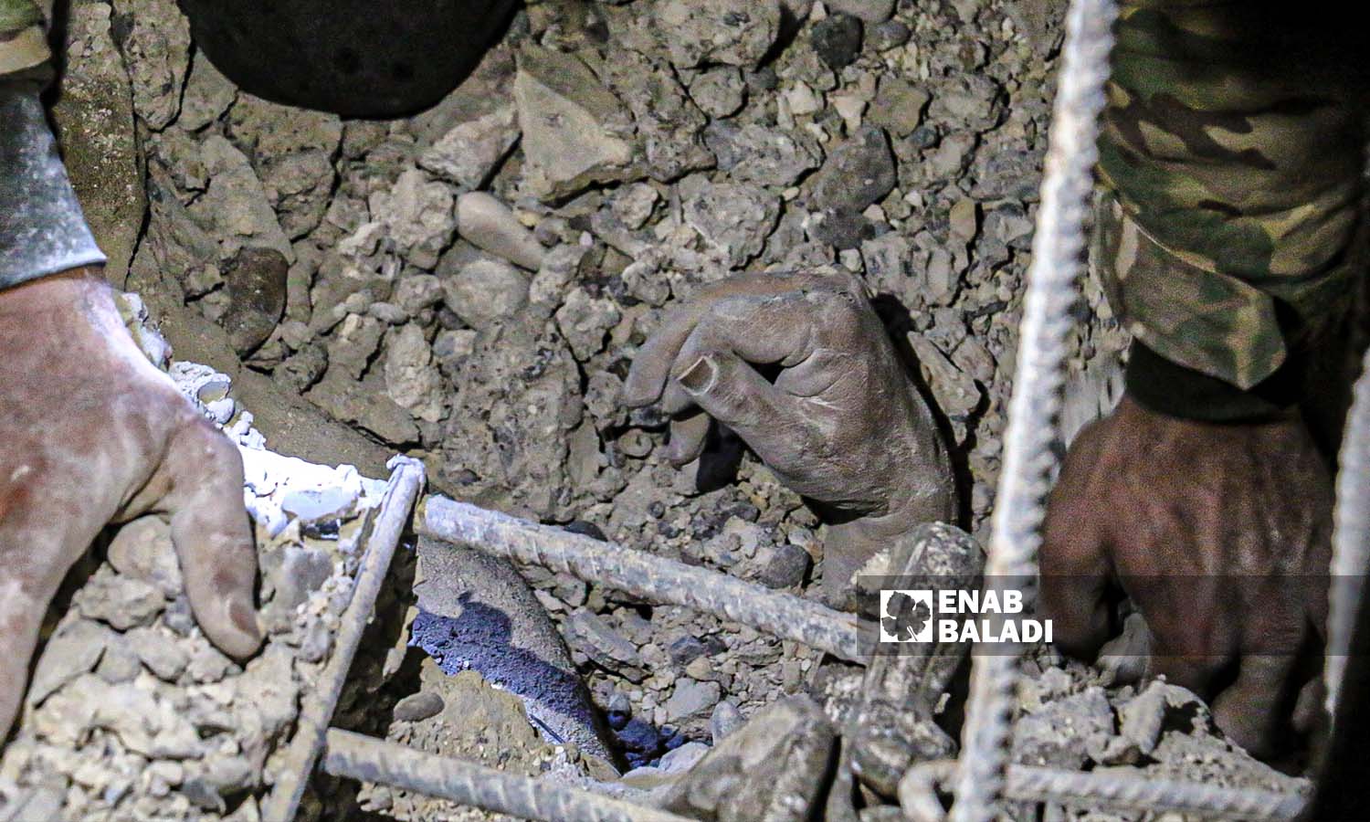 أحد الضحايا العالقين في جنديرس بريف عفرين إثر زلزال ضرب شمال غربي سوريا   - 7 شباط 2023 (عنب بلدي/ ديان جنباز)