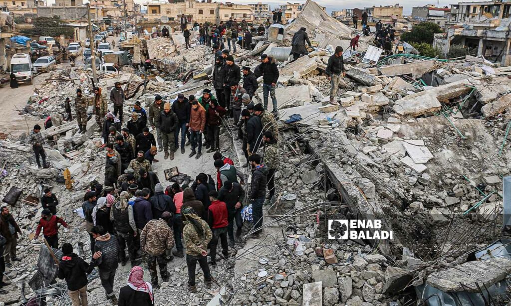 متطوعون ومدنيون في شمال غربي سوريا، يحاولون إنقاذ المصابين وانتشال الضحايا تحت الركام في جنديرس إثر الزلزل - 7شباط 2023 (عنب بلدي/ ديان جنباز)