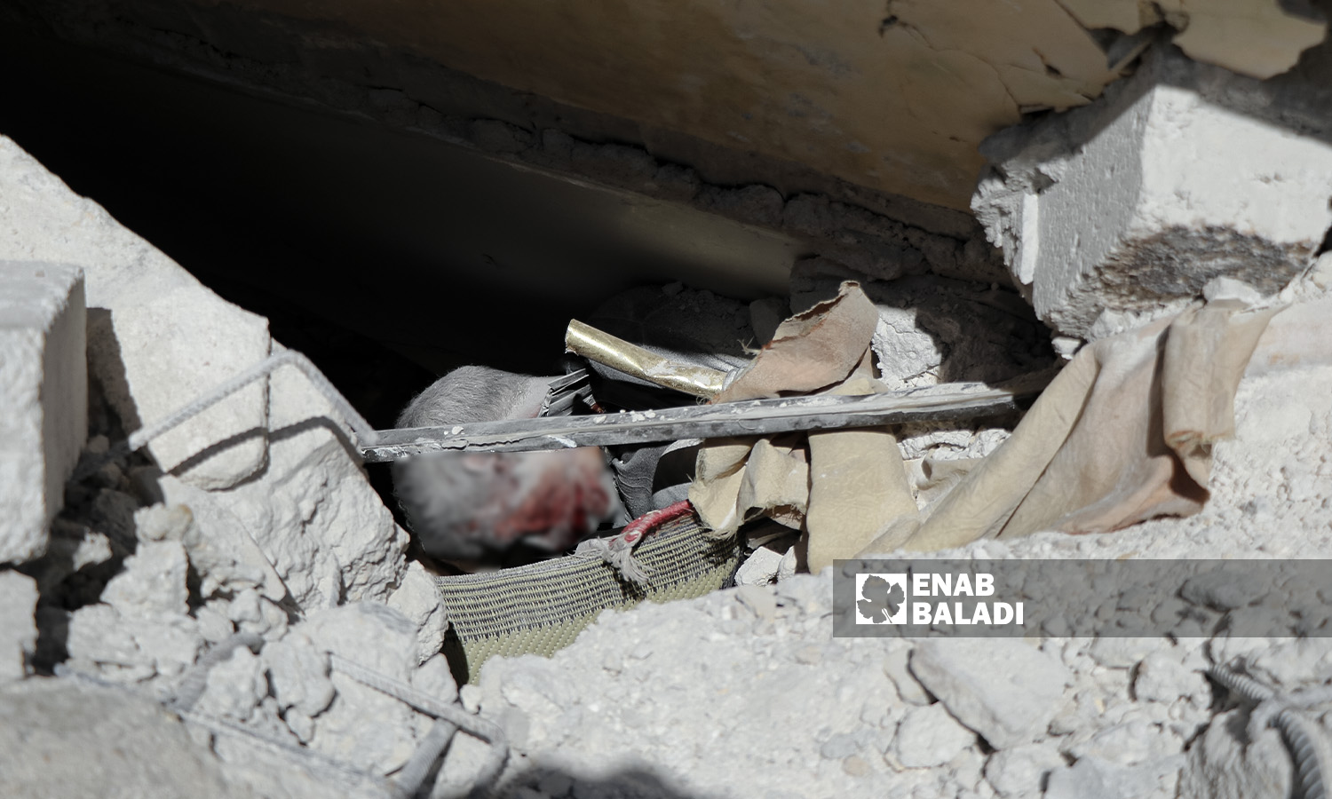  أحد الضحايا العالقين في سلقين بريف إدلب إثر زلزال ضرب شمال غربي سوريا   - 7 شباط 2023 (عنب بلدي/محمد نعسان دبل)