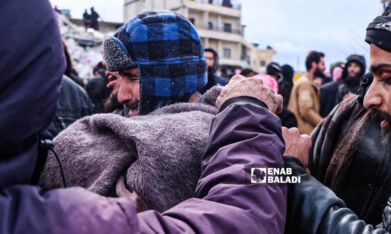 رجل يبكي على وفاة أحد ذويه في منطقة حارم إثر زلزال ضرب مناطق شمال غربي سوريا- 6 شباط 2023 (عنب بلدي/ محمد نعسان دبل)