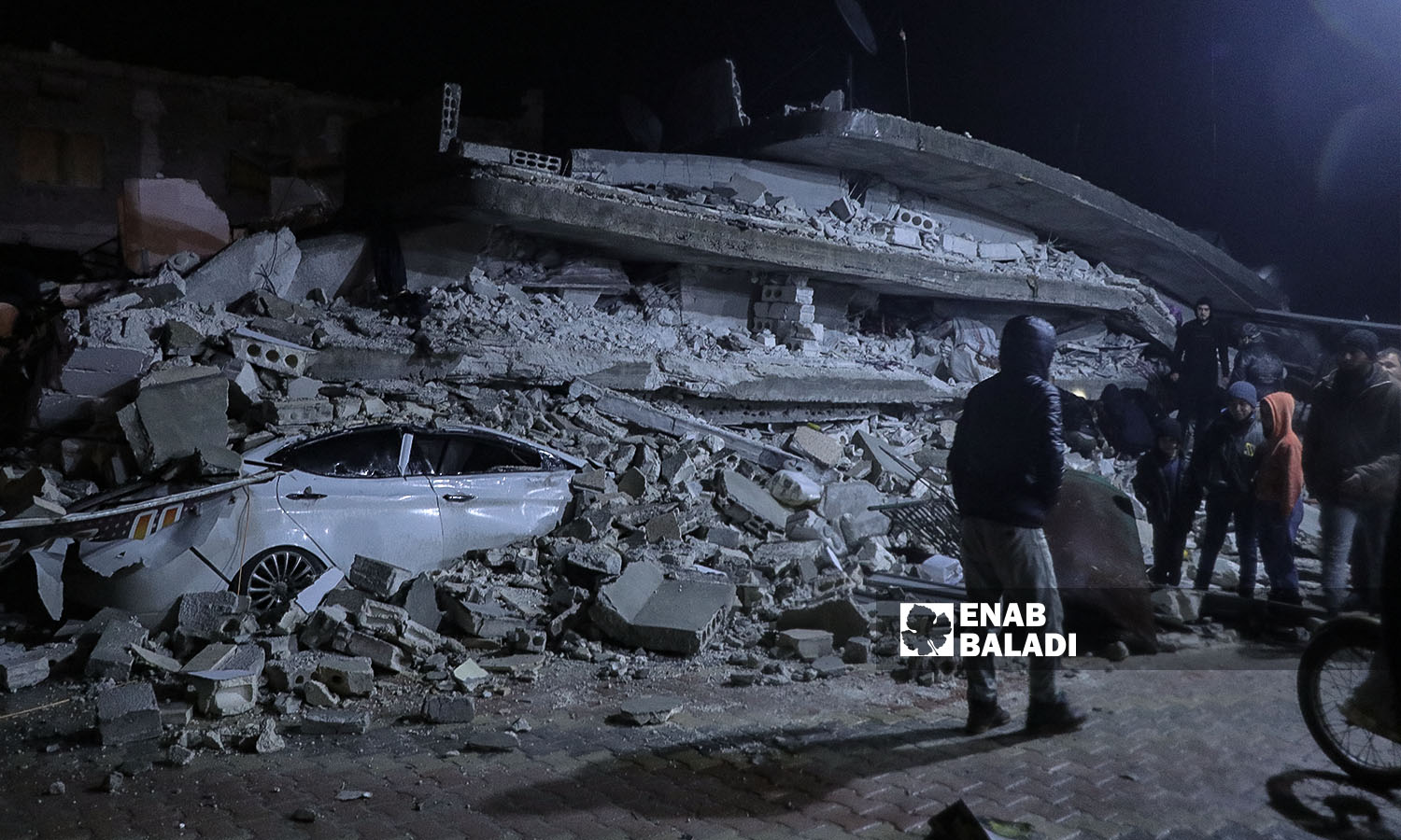انهيار بناء في عزمارين بريف سلقين إثر زلزال ضرب مناطق شمال غربي سوريا - 6 شباط 2023 (عنب بلدي/ محمد نعسان دبل)