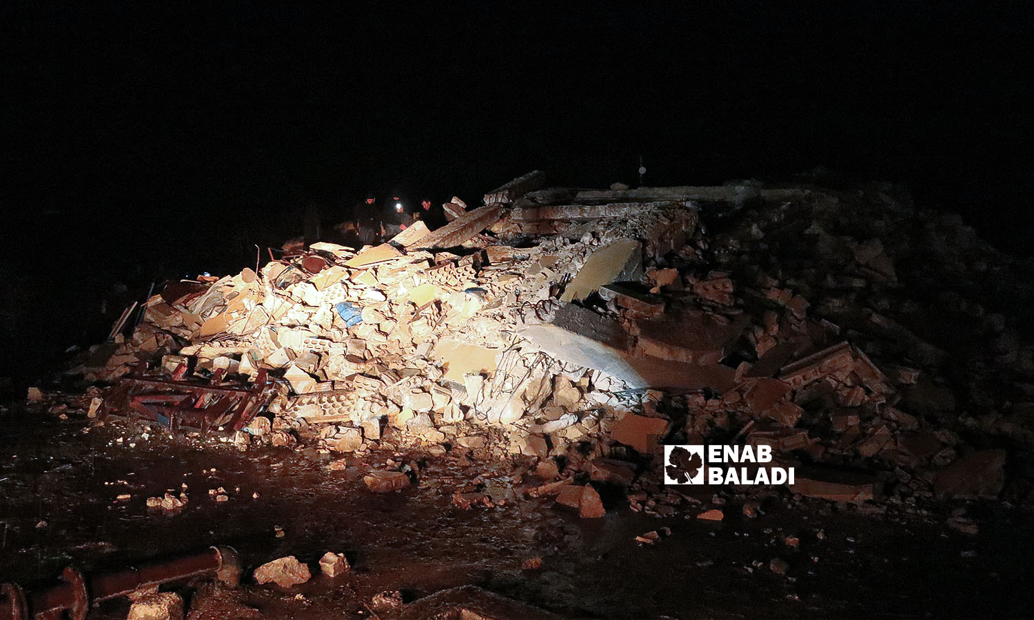 انهيار بناء إثر زلزال ضرب مناطق شمال غربي سوريا - 6 شباط 2023 (عنب بلدي/ محمد نعسان دبل)