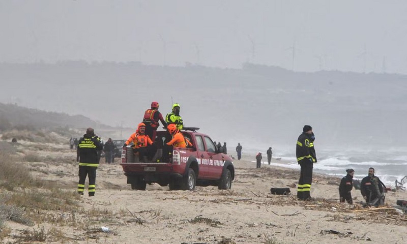 رجال الإنقاذ على شاطئ في منطقة كالابريا في إيطاليا حيث تم العثور على جثث يعتقد أنها للاجئين بعد غرق السفينة - 26 شباط 2023 (رويترز)