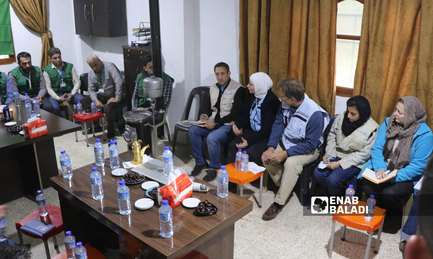 وفد أممي من مختلف الوكالات خلال زيارته مكتب منظمة جول في مدينة حارم بريف إدلب - 21 شباط 2022 (عنب بلدي-محمد نعسان دبل)
