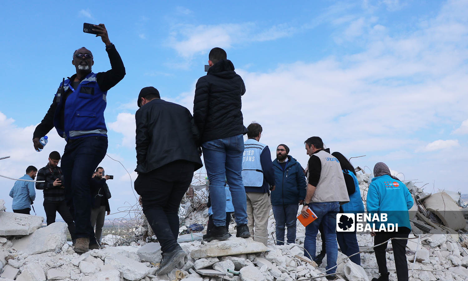 وفد أممي من مختلف الوكالات خلال زيارته المناطق المتضررة من الزلزال في مدينة حارم بريف إدلب - 21 شباط 2022 (عنب بلدي-محمد نعسان دبل)