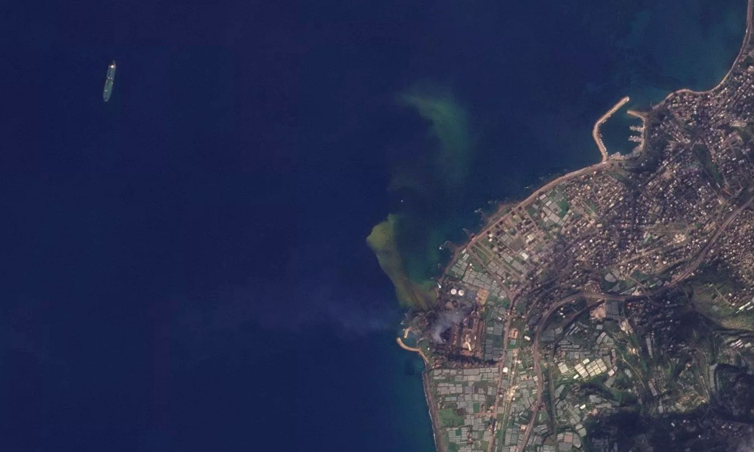 لقطة لصور أقمار صناعية تظهر تلوث ساحل بانياس بطرطوس في 29 من كانون الثاني 2023 (حساب الناشط samir في تويتر)