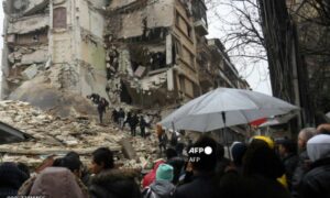مبنى سكني منهار في مدينة حلب شمالي سوريا- 6 شباط 2023 (فرانس برس)