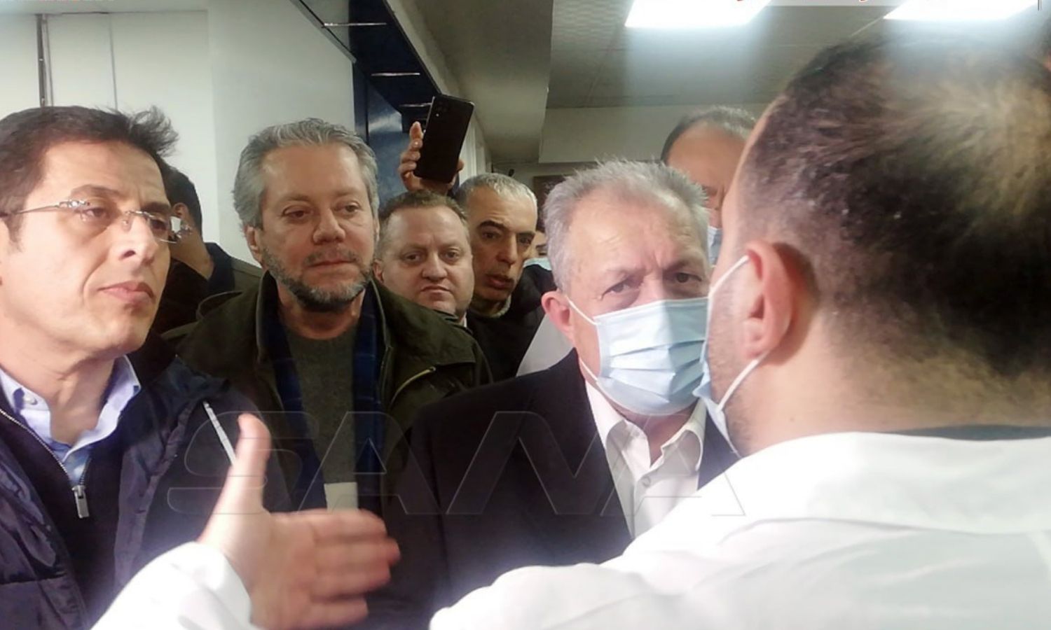 رئيس حكومة النظام، حسين عرنوس، يزور مستشفى "جبلة" في اللاذقية بعد أكثر من يوم ونصف على الزلزال في 7 من شباط 2023 (سانا)