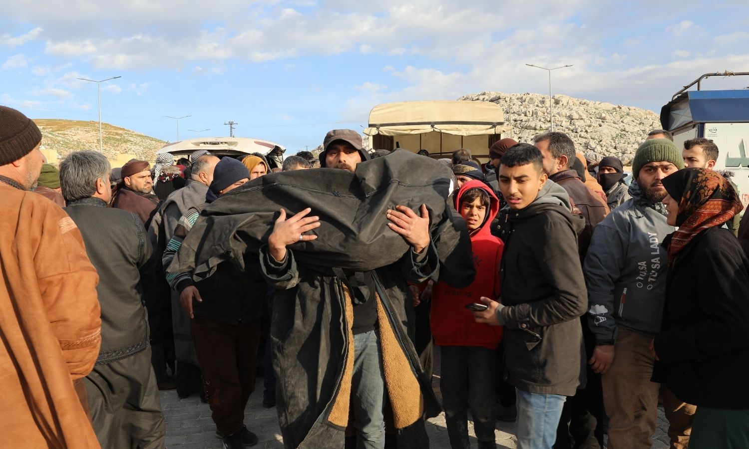 جثث لضحايا الزلزال في تركيا تصل إلى الشمال السوري في 7 من شباط 2023 (معبر باب الهوى)