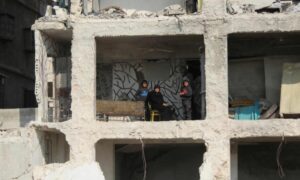 عائلة سورية في منزلها بمدينة حلب الذي تضرر بشدة من الزلزال الذي ضرب تركيا وسوريا - 13 شباط 2023 (رويترز)