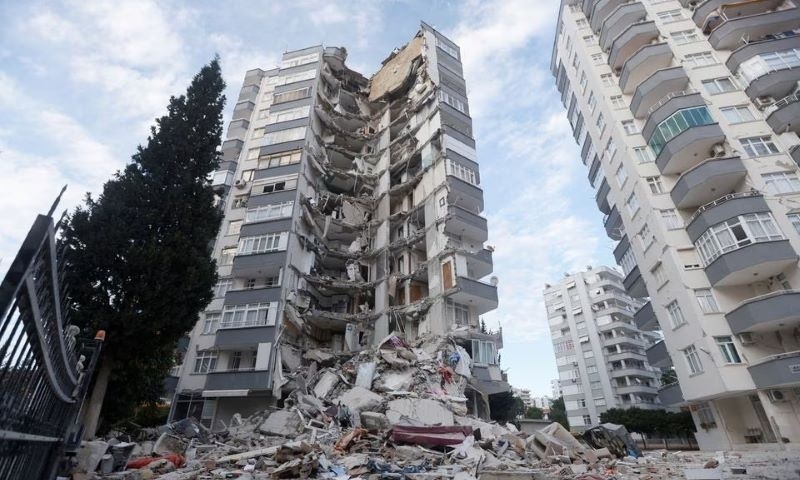 مبنى شبه منهار في أضنة بعد الزلزال الذي ضرب تركيا وسوريا - 7 شباط 2023. (رويترز)