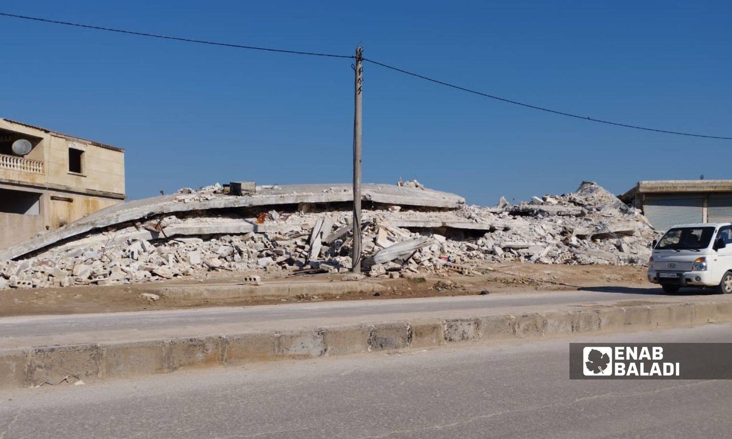 أبنية منهارة في مدينة الأتارب بريف حلب الغربي إثر زلزال ضرب مناطق شمال غربي سوريا – 9 شباط 2023 (عنب بلدي)