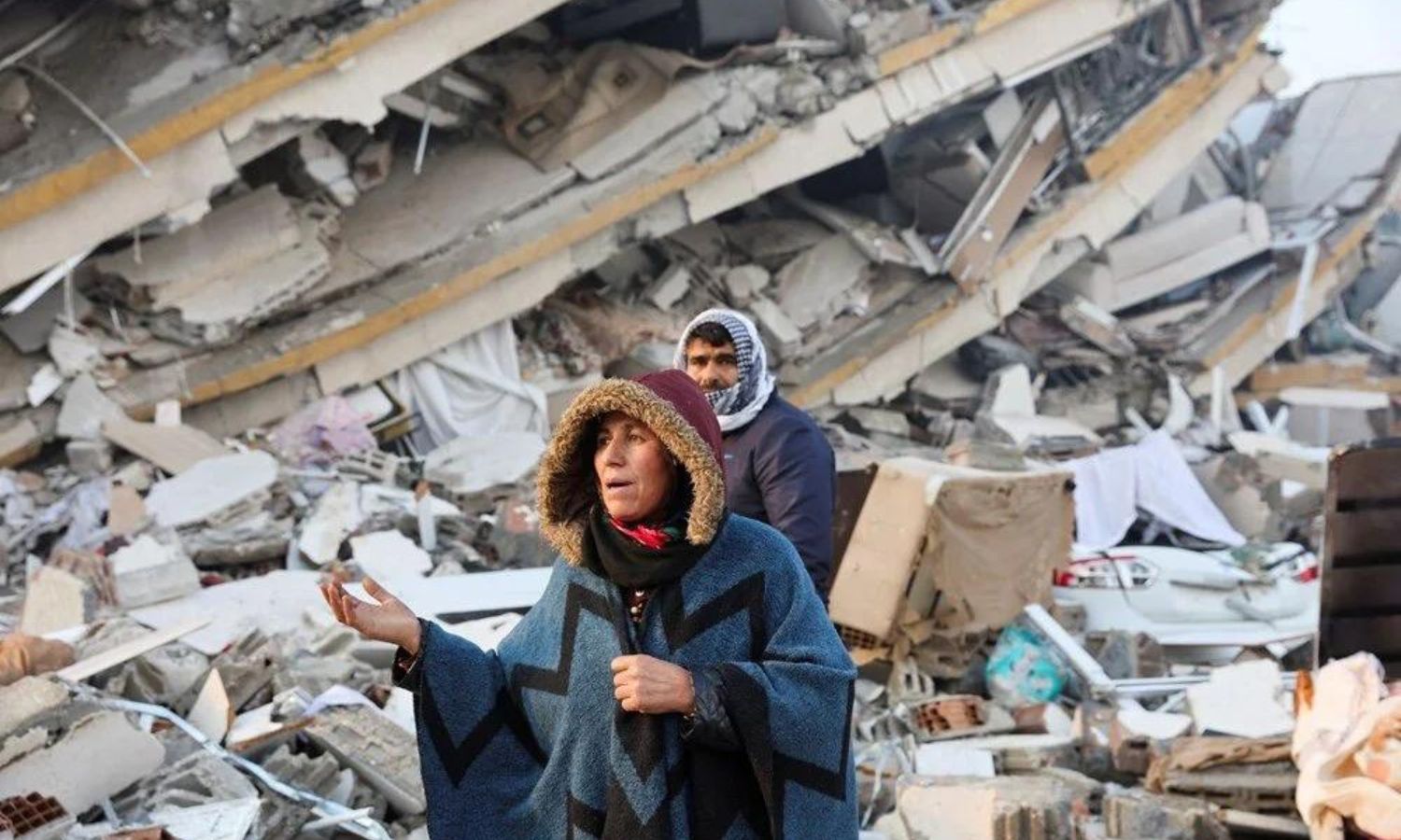 سيدة تبحث عن أفراد تحت ركام وأبنية منهارة في منطقة بازارجيك" بولاية كهرمان مرعش جراء زلزال ضرب عدة ولايات جنوبي تركيا وشمالي سوريا- 10 شباط 2023 (NTV)