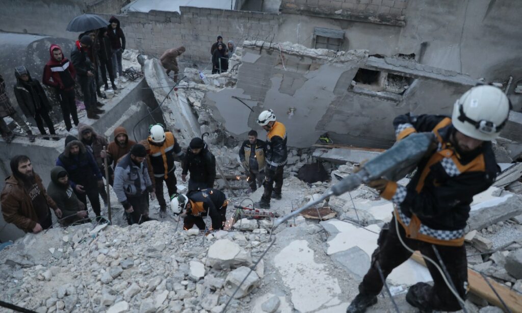 متطوعون في "الدفاع المدني السوري" يحاولون إنقاذ المصابين وانتشال الضحايا تحت الركام  في سرمدا إثر زلزال ضرب مناطق شمال غربي سوريا- 6 شباط 2023 (عنب بلدي/ إياد عبد الجواد)