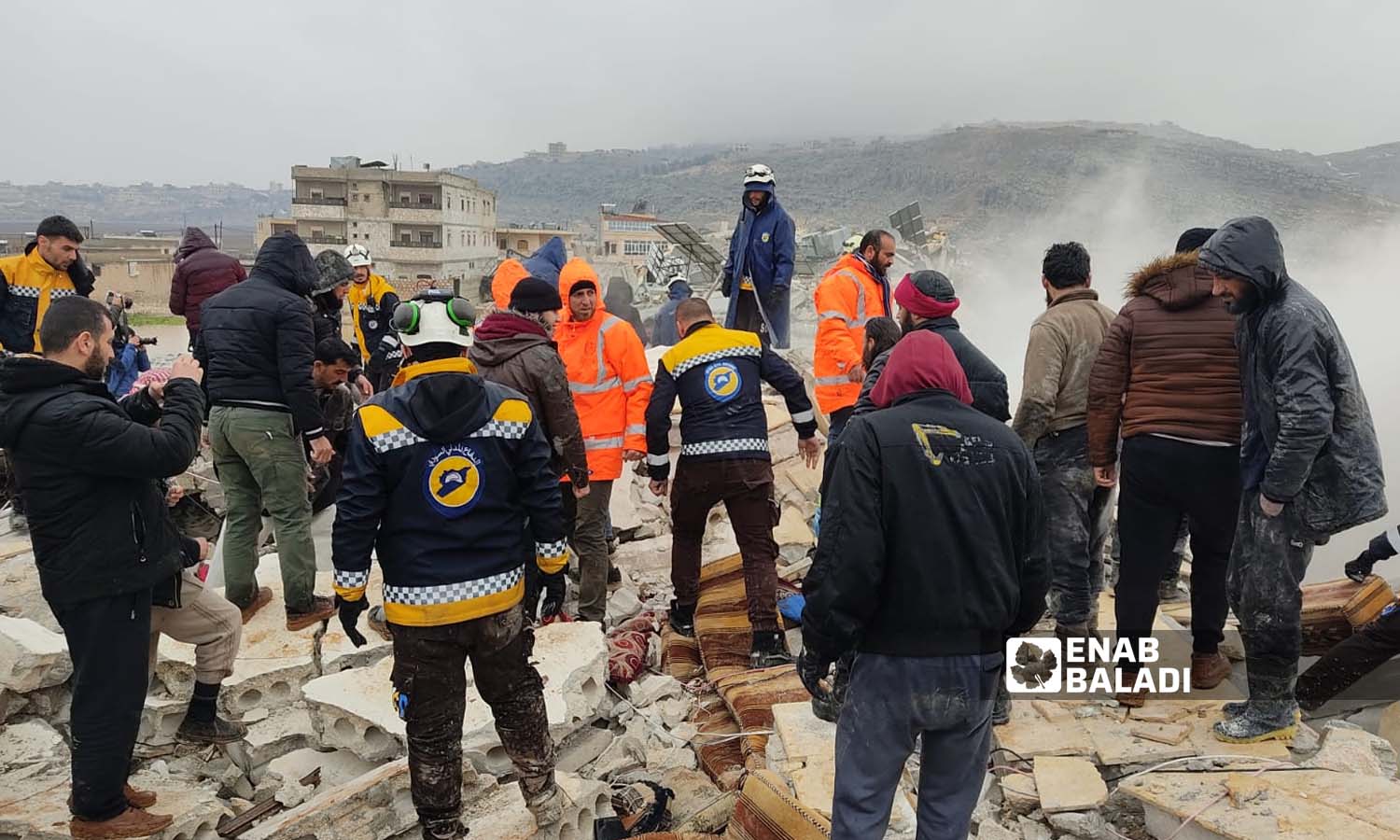 متطوعون في "الدفاع المدني السوري" يحاولون إنقاذ المصابين وانتشال الضحايا تحت الركام في سرمدا إثر زلزال ضرب مناطق شمال غربي سوريا- 6 شباط 2023 (عنب بلدي/ إياد عبد الجواد)