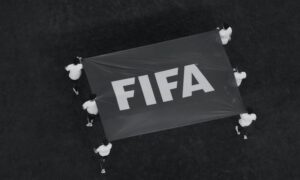 شبان يحملون راية الاتحاد الدولي لكرة القدم (FIFA)
