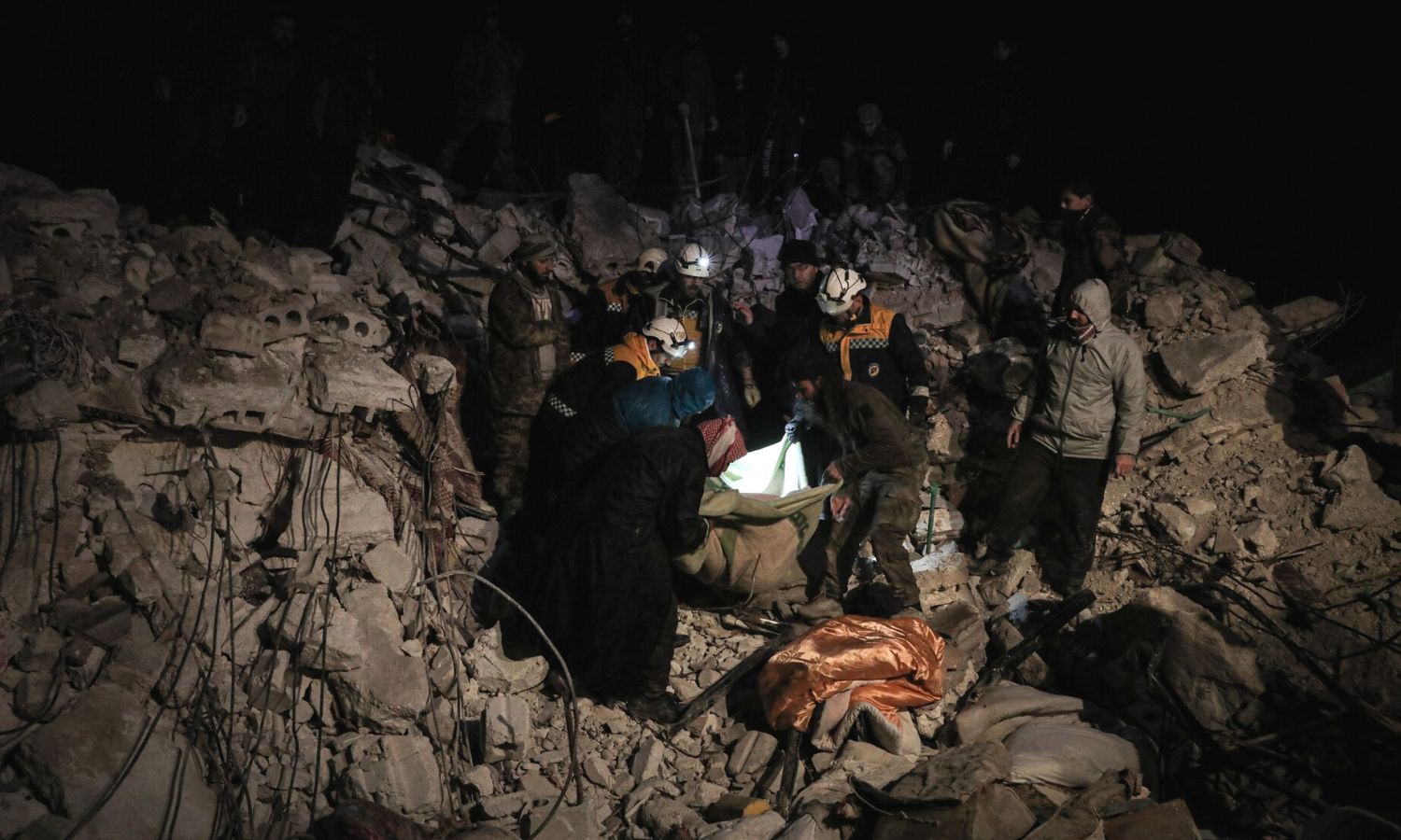 فرق "الدفاع المدني السوري" تواصل عمليات الإنقاذ في بلدة بسنيا قرب سلقين في ريف إدلب - 6 شباط 2023 (الدفاع المدني السوري/ فيس بوك)