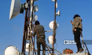عمال يجرون صيانة لشبكة إنترنت في مدينة إدلب شمالي سوريا- 23 شباط 2023 (عنب بلدي/ أنس الخولي)
