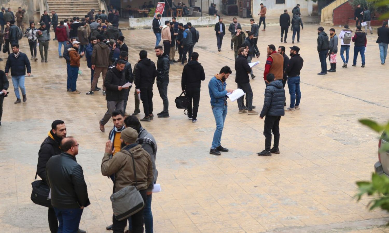 طلاب في كلية الآداب والعلوم الإنسانية بجامعة إدلب قبيل إجراء الامتحانات النظرية للفصل الدراسي الأول- 21 كانون الثاني 2023 (جامعة إدلب)