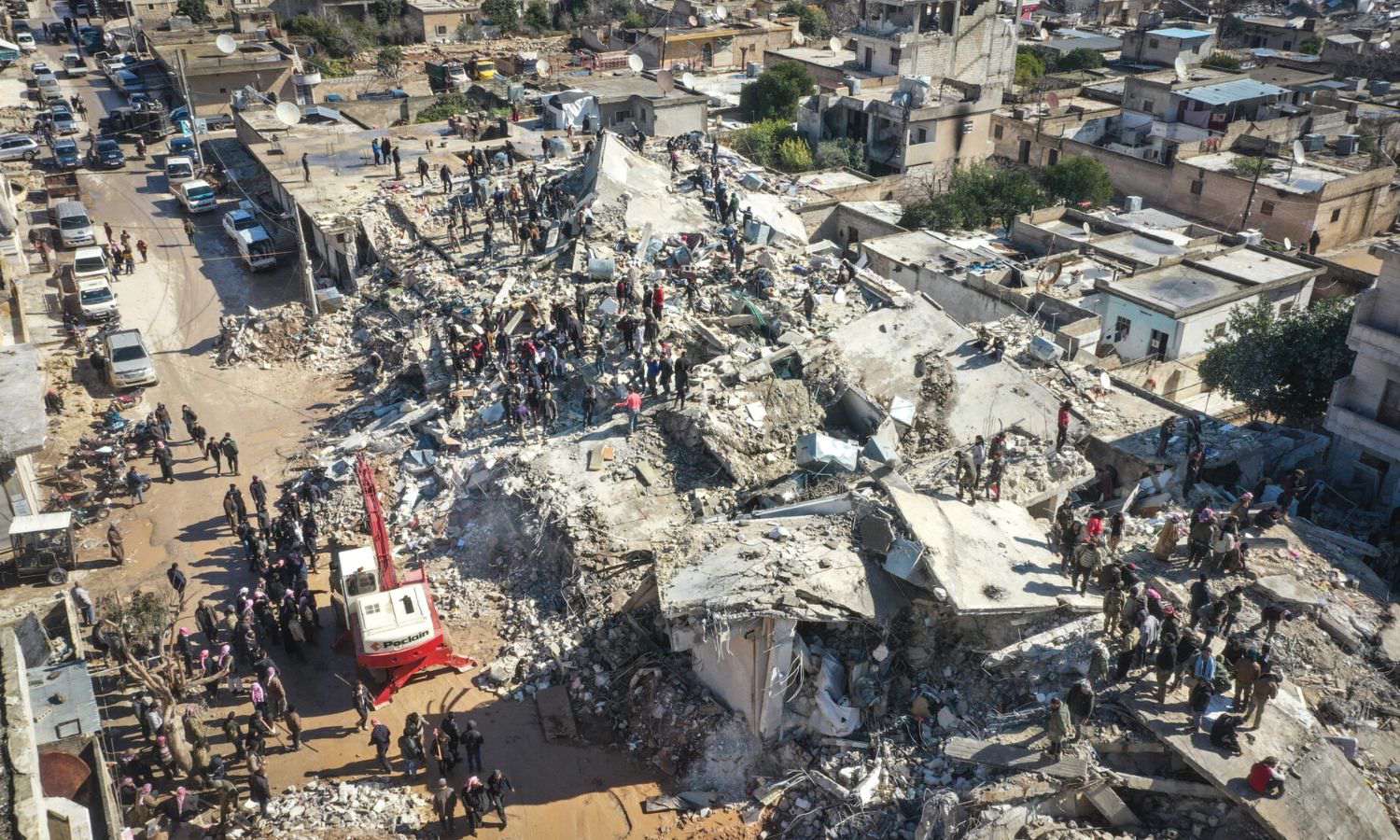 فرق "الدفاع المدني السوري" تواصل عمليات الإنقاذ في بلدة جنديرس بريف حلب الشمالي - 7 شباط 2023 (الدفاع المدني السوري/ فيس بوك)