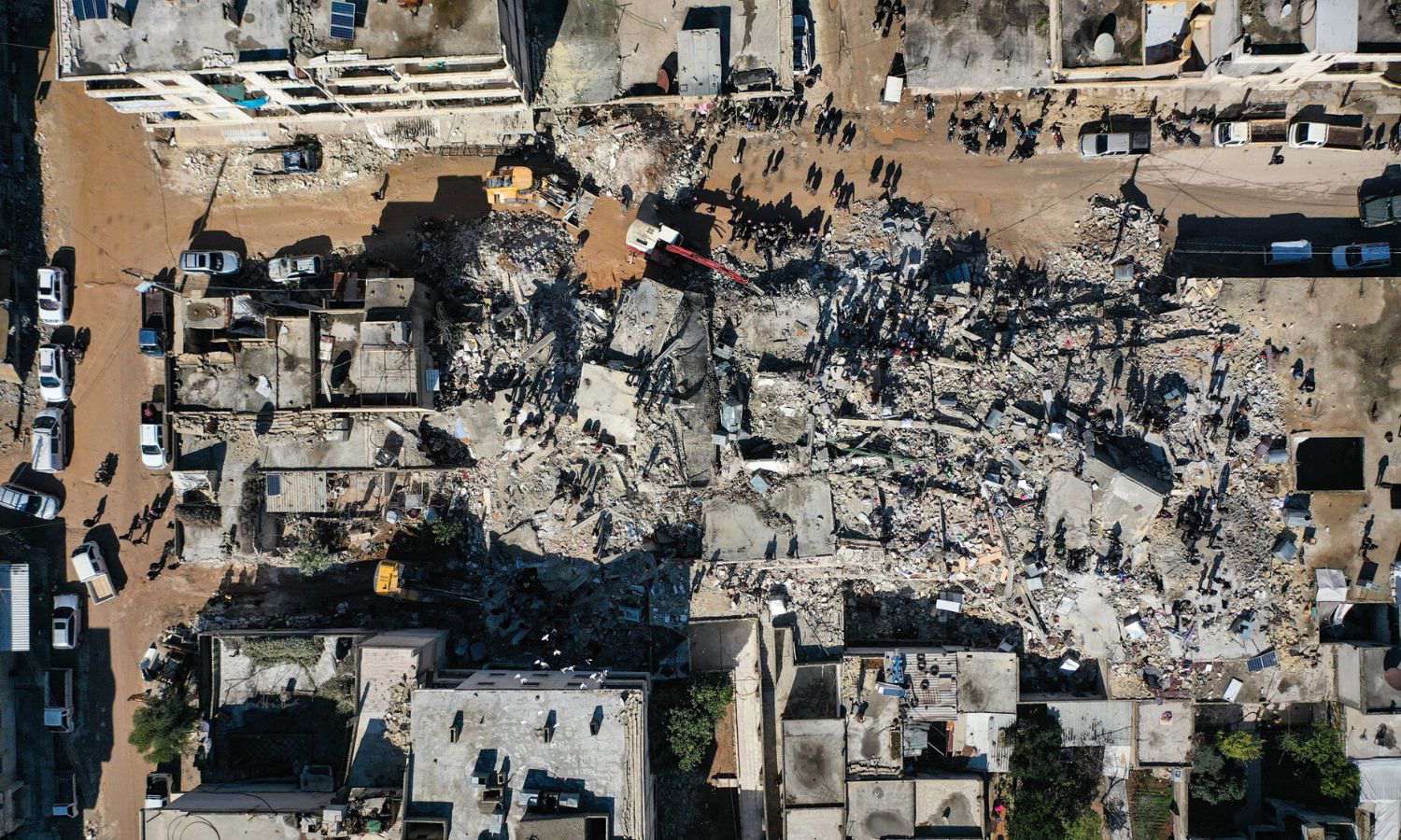 فرق "الدفاع المدني السوري" تواصل عمليات الإنقاذ في بلدة جنديرس بريف حلب الشمالي - 7 شباط 2023 (الدفاع المدني السوري/ فيس بوك)