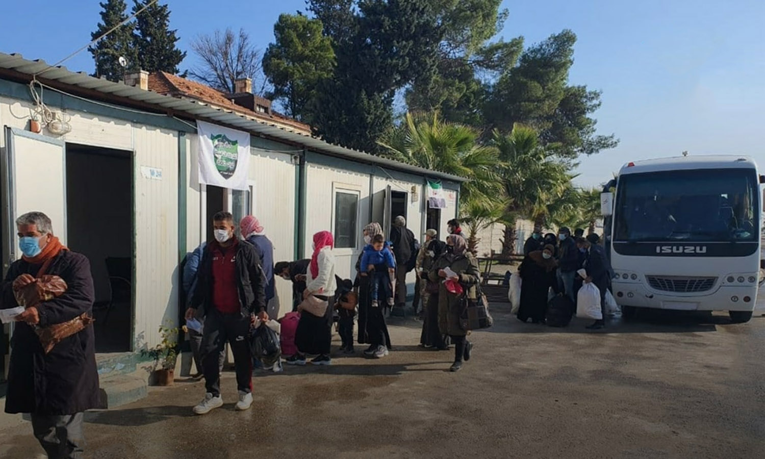مدنيون سوريون خلال دخولهم إلى تركيا بعد إجازة قضوها في سوريا- 11 كانون الأول 2020 (معبر جرابلس/ فيس بوك)