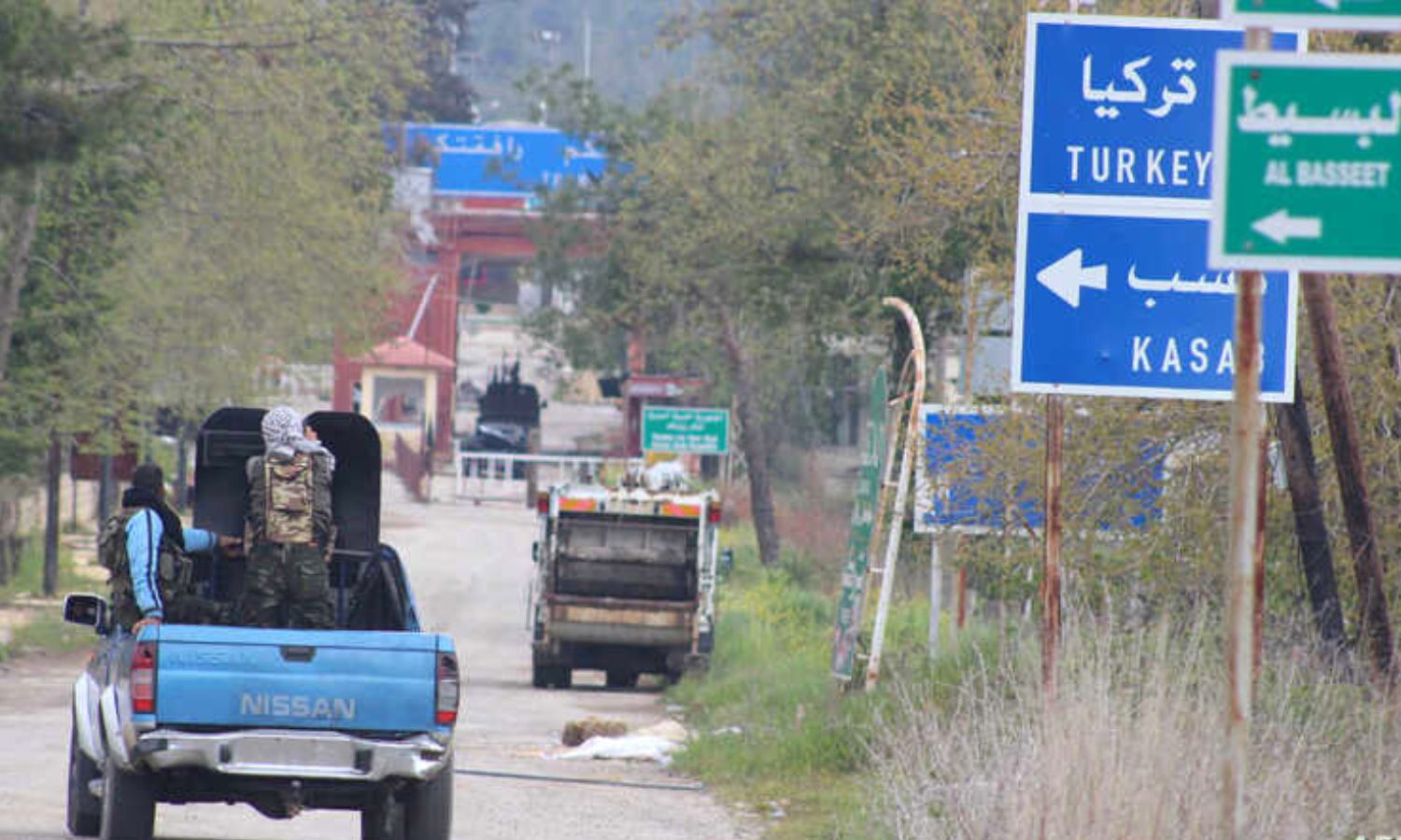 عناصر في فصائل المعارضة عند معبر "كسب" (يايلاداغي) الحدودي بين تركيا وسوريا- حزيران 2014 (AFP)