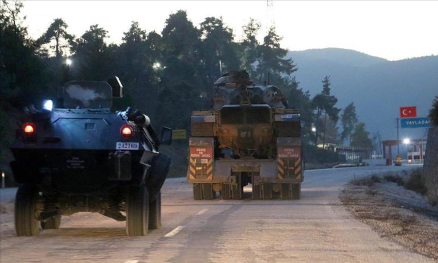 آليات عسكرية تركية متوجهة نحو معبر "كسب" (يايلاداغي) الحدودي بين تركيا وسوريا- 25 تشرين الثاني 2015 (الأناضول)