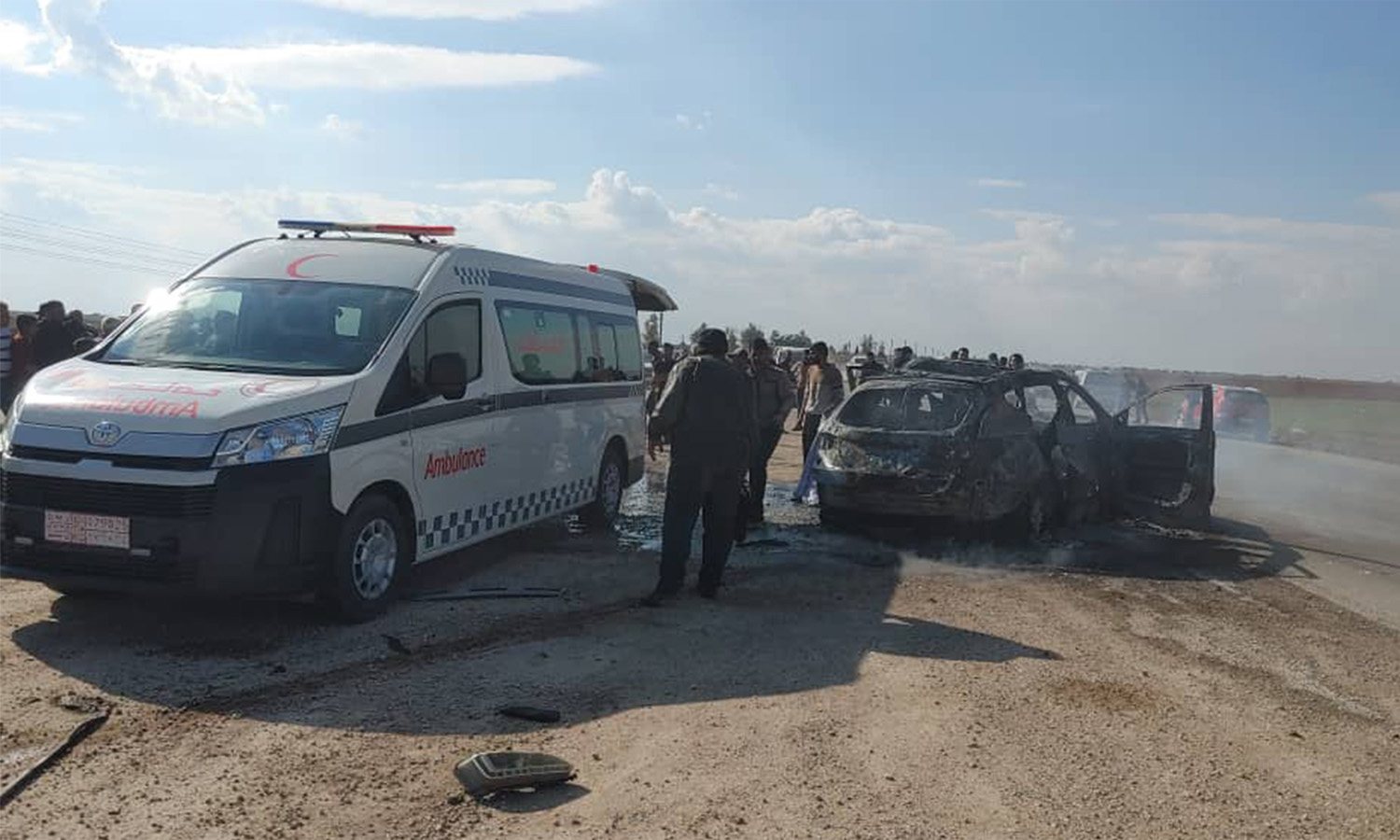 سيارة استهدفتها طائرة مسيرة تركيا بالقرب من مدينة القامشلي بريف الحسكة- 22 شباط 2023 (هاوار)