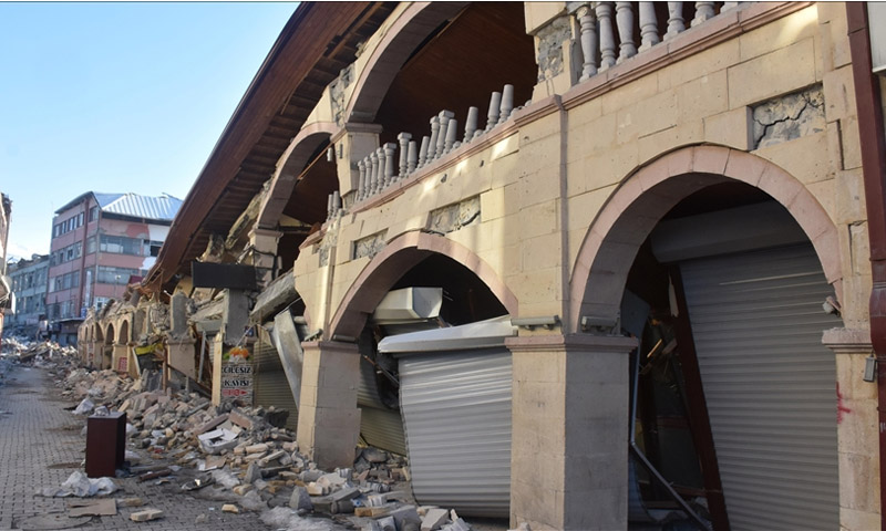 مبان متضررة وأخرى مدمرة في أحد شوارع مدينة ملاطيا جنوب شرقي تركيا- 27 شباط 2023 (أناضول)