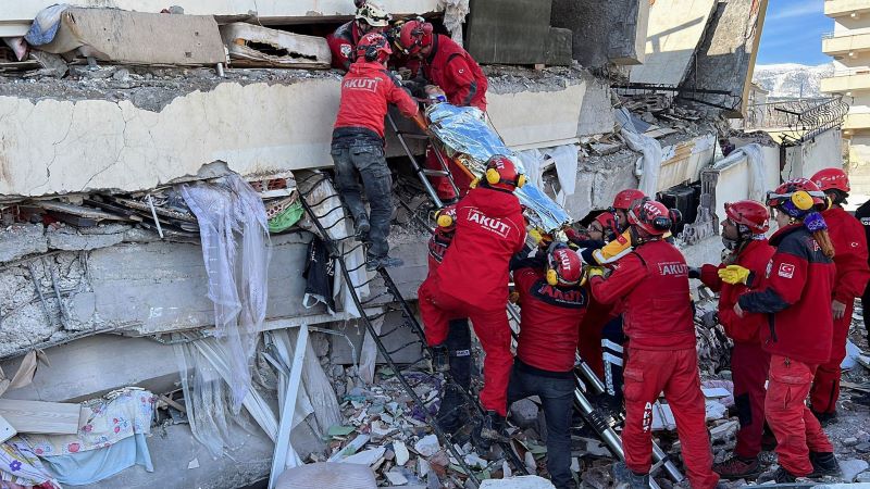 عمال الإنقاذ يحملون امرأة بعد إجلائها من تحت مبنى منهار في أعقاب زلزال في كهرمان مرعش في تركيا - 7 شباط 2023 (رويترز)