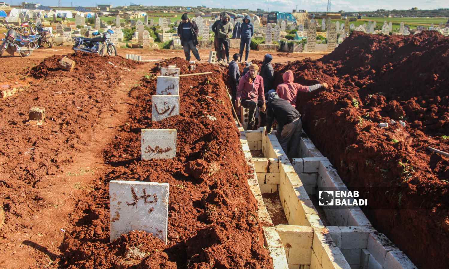 مقبرة جماعية لدفن ضحايا بلدة حربنوش بريف إدلب أثر زلزال ضرب مناطق شمال غربي سوريا - 8 شباط 2023 (إياد عبد الجواد /عنب بلدي)