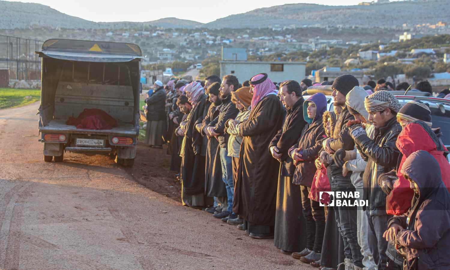 أهالي بلدة حربنوش بريف إدلب يؤدون صلاة الجنازة على ضحايا الزلزال الذي ضرب مناطق شمال غربي سوريا - 8 شباط 2023 (اياد عبد الجواد /عنب بلدي)