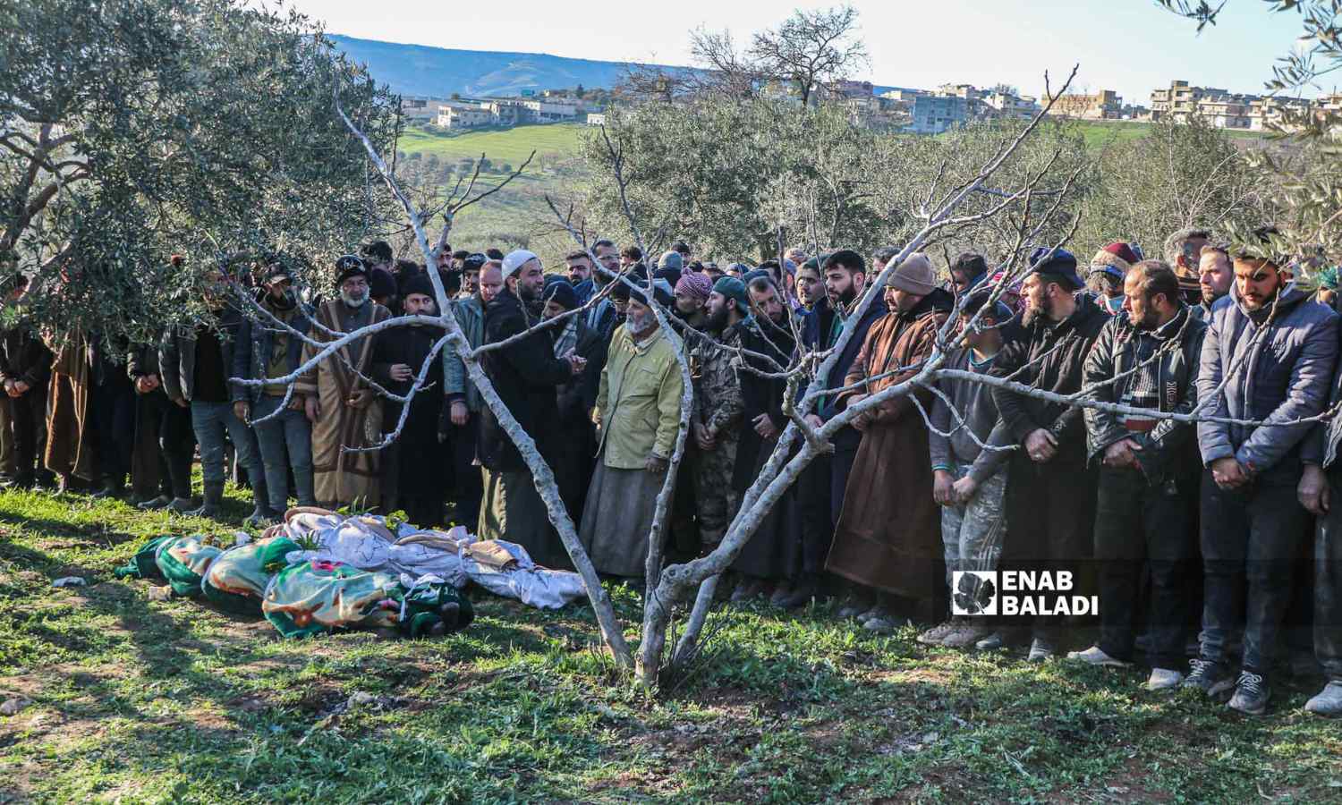 مقبرة جماعية لدفن ضحايا بلدة عزمارين  بريف إدلب إثر زلزال ضرب مناطق شمال غربي سوريا - 8شباط 2023 (عنب بلدي / محمد نعسان دبل)