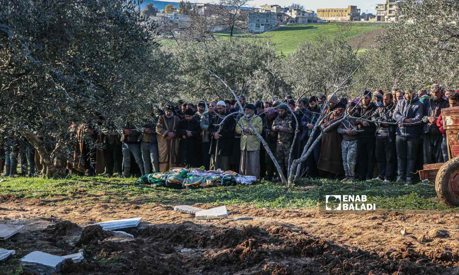 صلاة المدنين في بلدة عزمارين على  ضحايا  إثر زلزال ضرب مناطق شمال غربي سوريا - 8شباط 2023 (عنب بلدي / محمد نعسان دبل)
