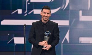 الأرجنتيني ليونيل ميسي يحمل جائزة أفضل لاعب في العالم لعام 2022- 28 شباط 2023 (Univers Barca)