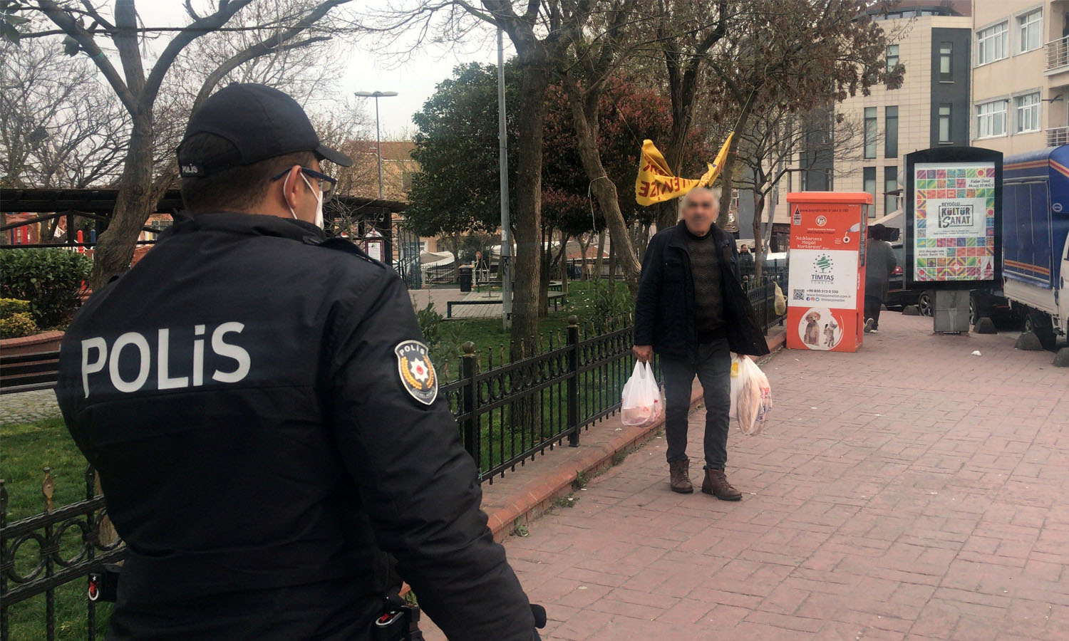 شرطي تركي إلى جانب مواطن مدني- 23 نيسان 2020 (İHA)