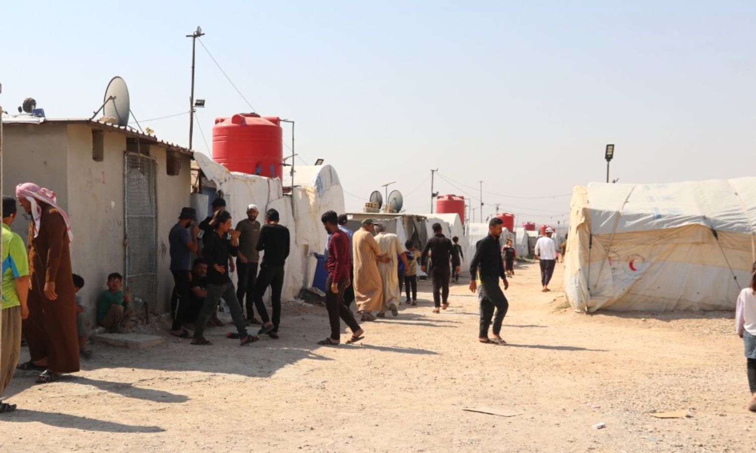 أشخاص داخل مخيم "روج" شمال شرقي سوريا (هاوار)
