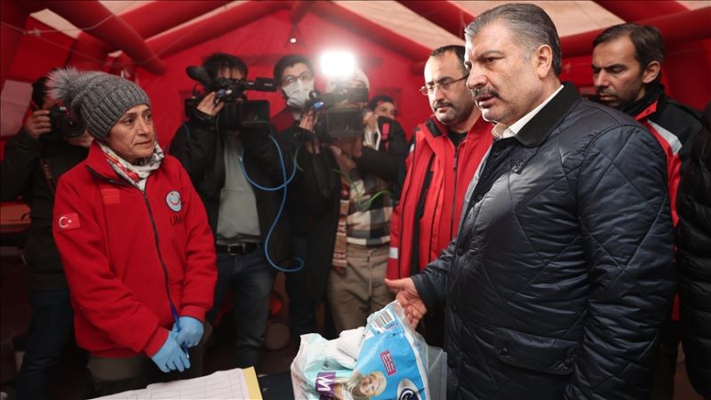وزير الصحة التركي في أحد المشافي الميدانية في المناطق المتضررة من الزلزال – 10 شباط 2023 (وكالة الأناضول)