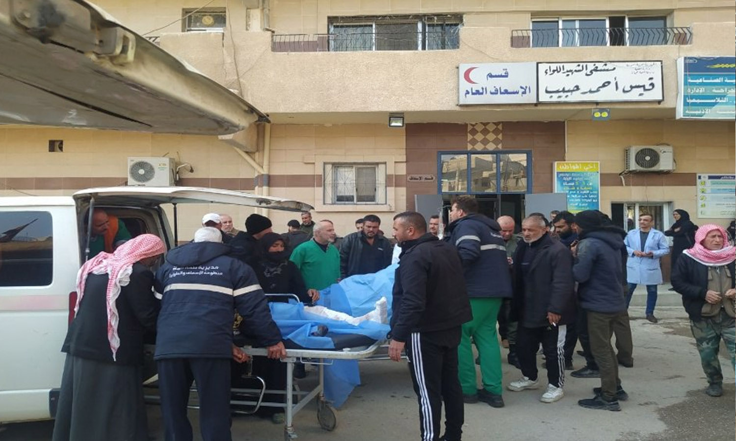 عمليات نقل الجرحى إلى مستشفى سلمية الوطني إثر انفجار لغم أرضي طالهم شرقي حماة- 27 شباط 2023 (الإخبارية السورية)