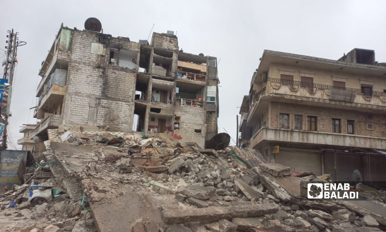 أنقاض وركام لأبنية منهارة إثر زلزال ضرب مناطق شمال غربي سوريا في مدينة سلقين بريف إدلب الشمالي الغربي- 8 شباط 2023 (عنب بلدي)