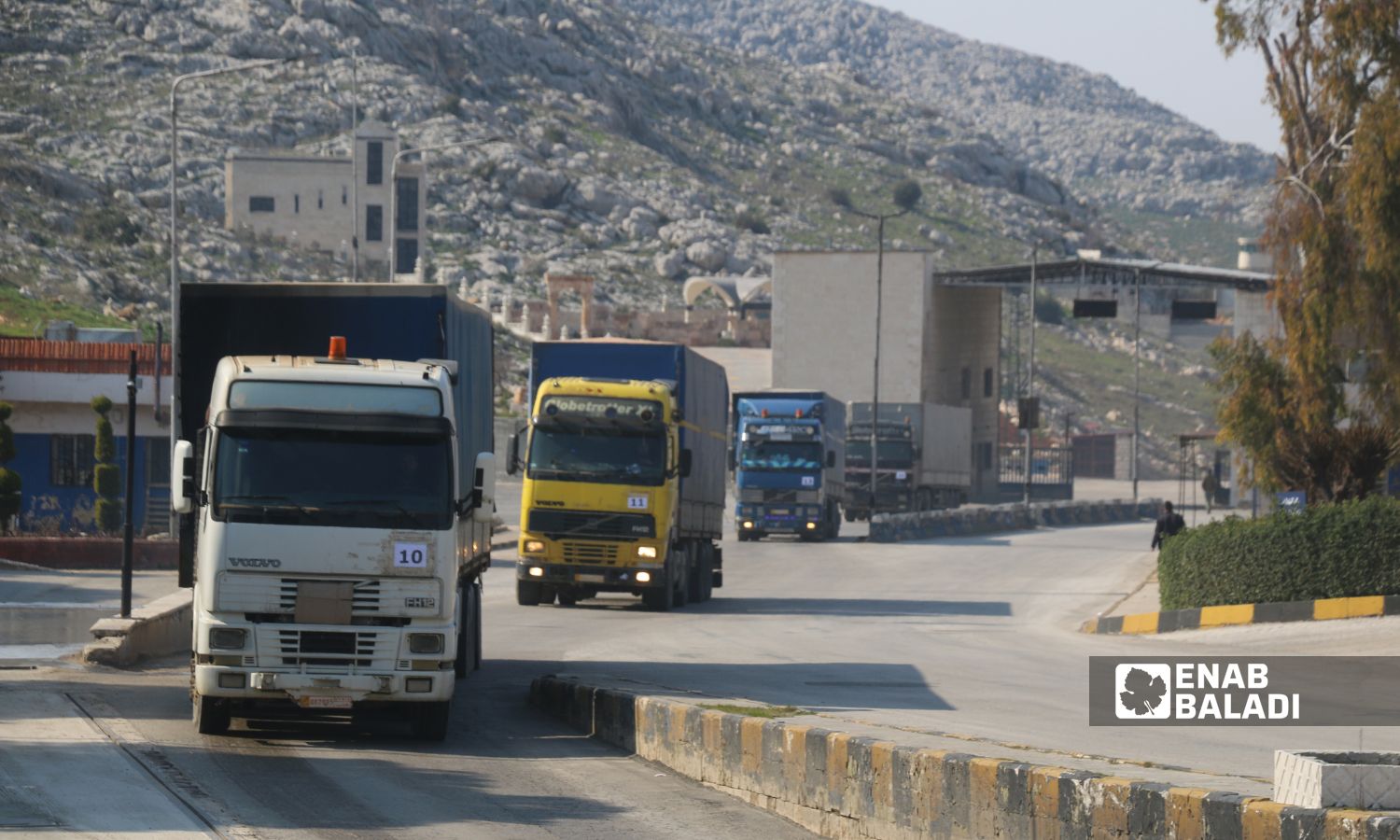 قافلة مساعدات أممية تدخل إلى الشمال السوري من معبر باب الهوى- 11 شباط 2023 (عنب بلدي/ إياد عبد الجواد)
