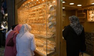 نساء أمام محل لبيع الذهب في سوق الحميدية في دمشق (lookphotos)